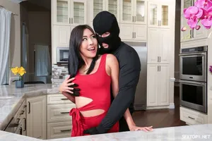 Thanh niên đụ cả gia đình với chiếc đồng hồ ngưng đọng thời gian