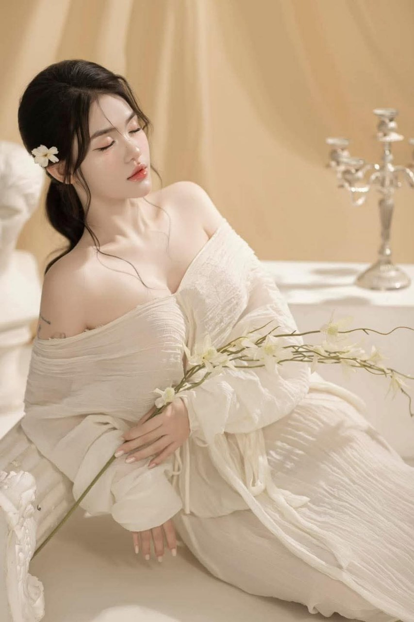 Anh xã lạnh nhạt, người vợ yếu lòng với bố chồng