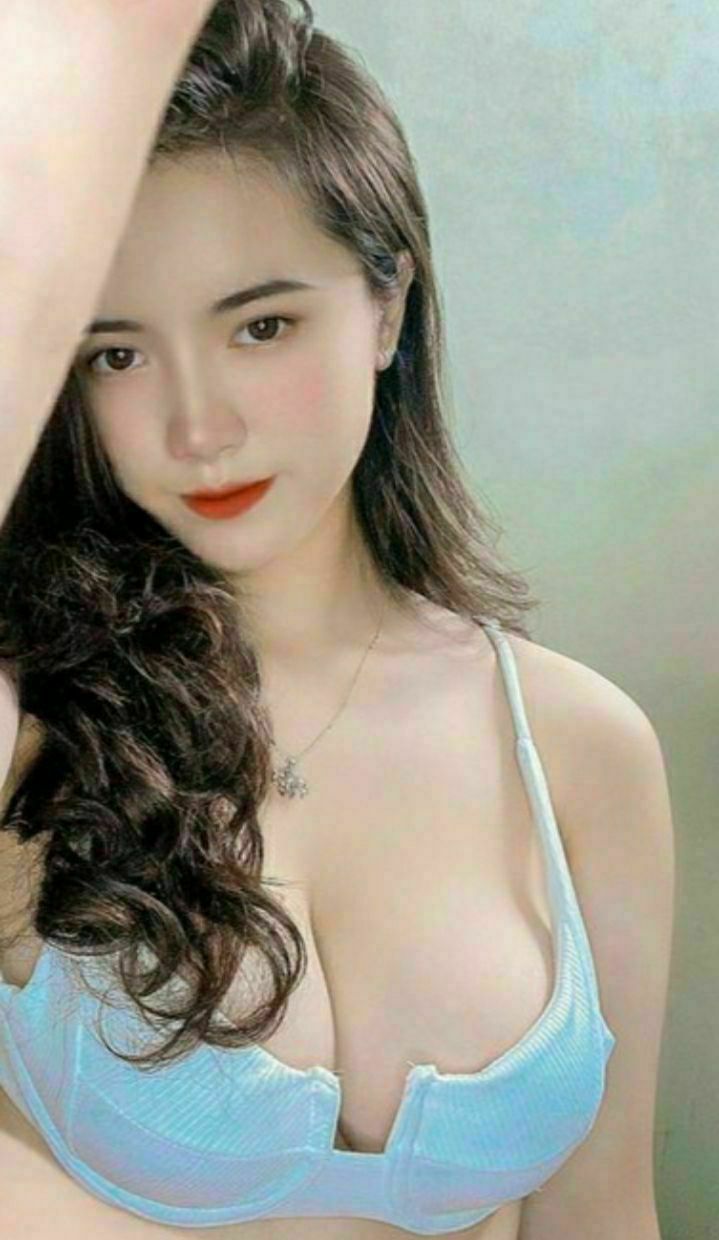 Con mèo lông trắng giả vờ làm người hầu và dùng cơ thể mình để đánh thức chủ nhân, đồng thời còn bị còng tay và bị thổi kèn khi còn là một con chó cái!